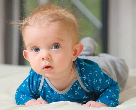 O que é DNS - Parte 2: Bebê com cerca de 4 meses de maturação - Suporte nos antebraços, cotovelos e sínfise púbica.