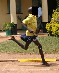 Aterrissagem do pé de adolescente queniano - Corrida antes dos calçados modernos.