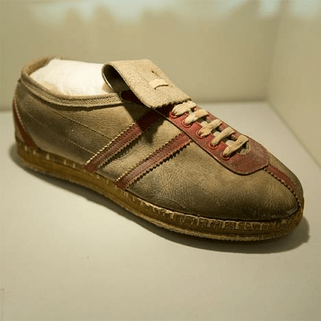 Tênis de corrida antes dos calçados modernos, Asics dos anos 50. 