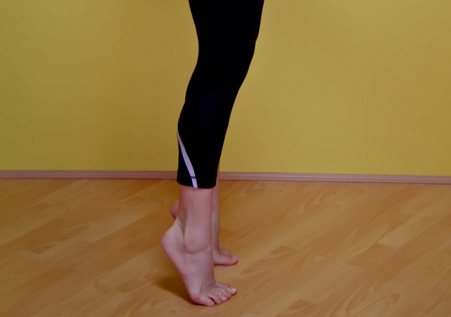 Exercícios para prevenção de lesões nos isquiotibiais: Elevação dos calcanhares em pé.