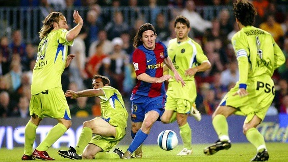 Messi escapando dos adversários.